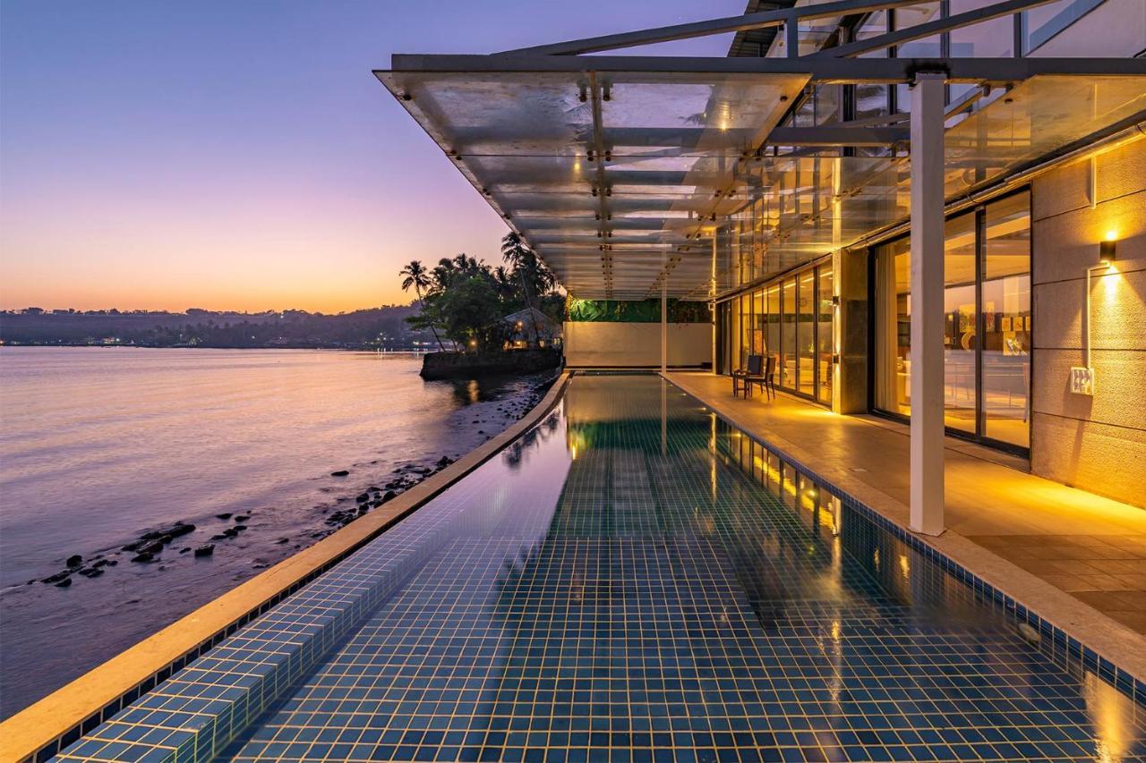 Oceanic Sunsets With River View, Comp Breakfast & Infinity Pool At Stayvista Verem Екстериор снимка